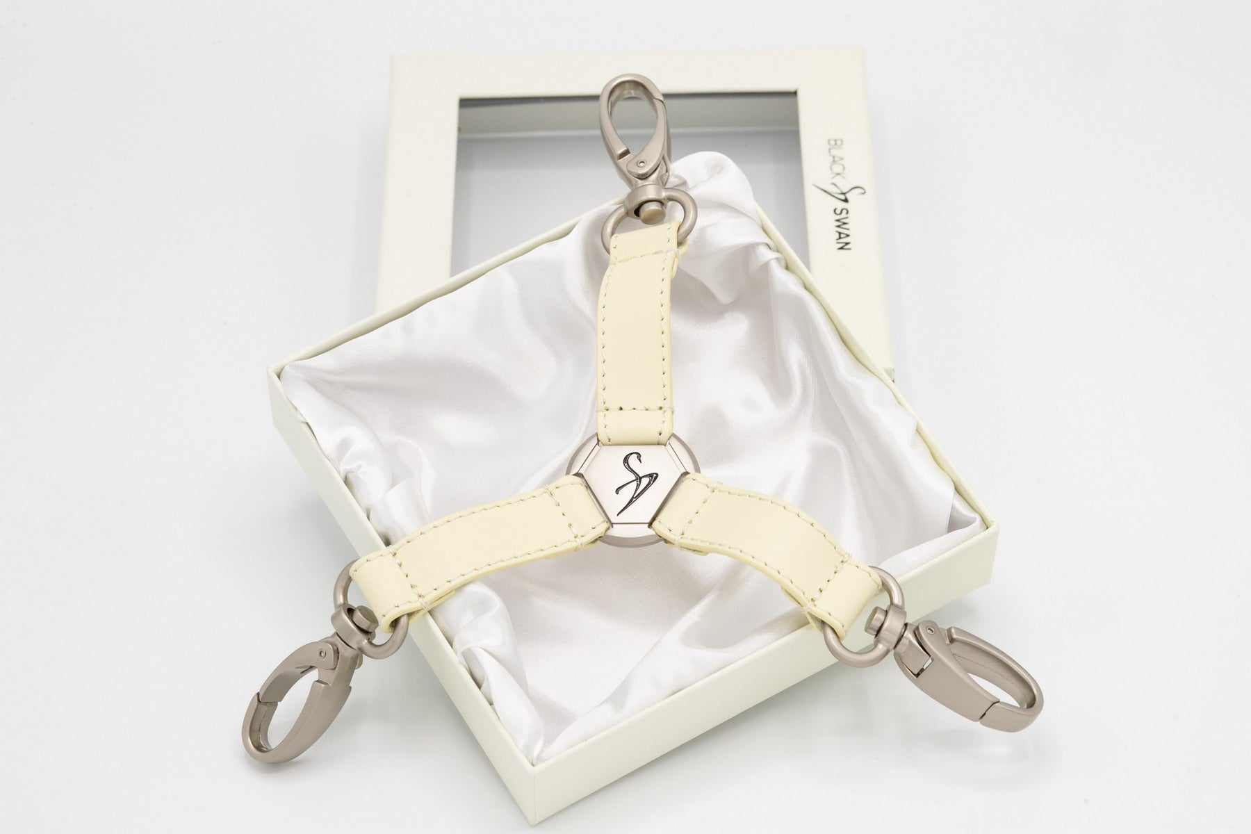 Triangle Hogtie cream