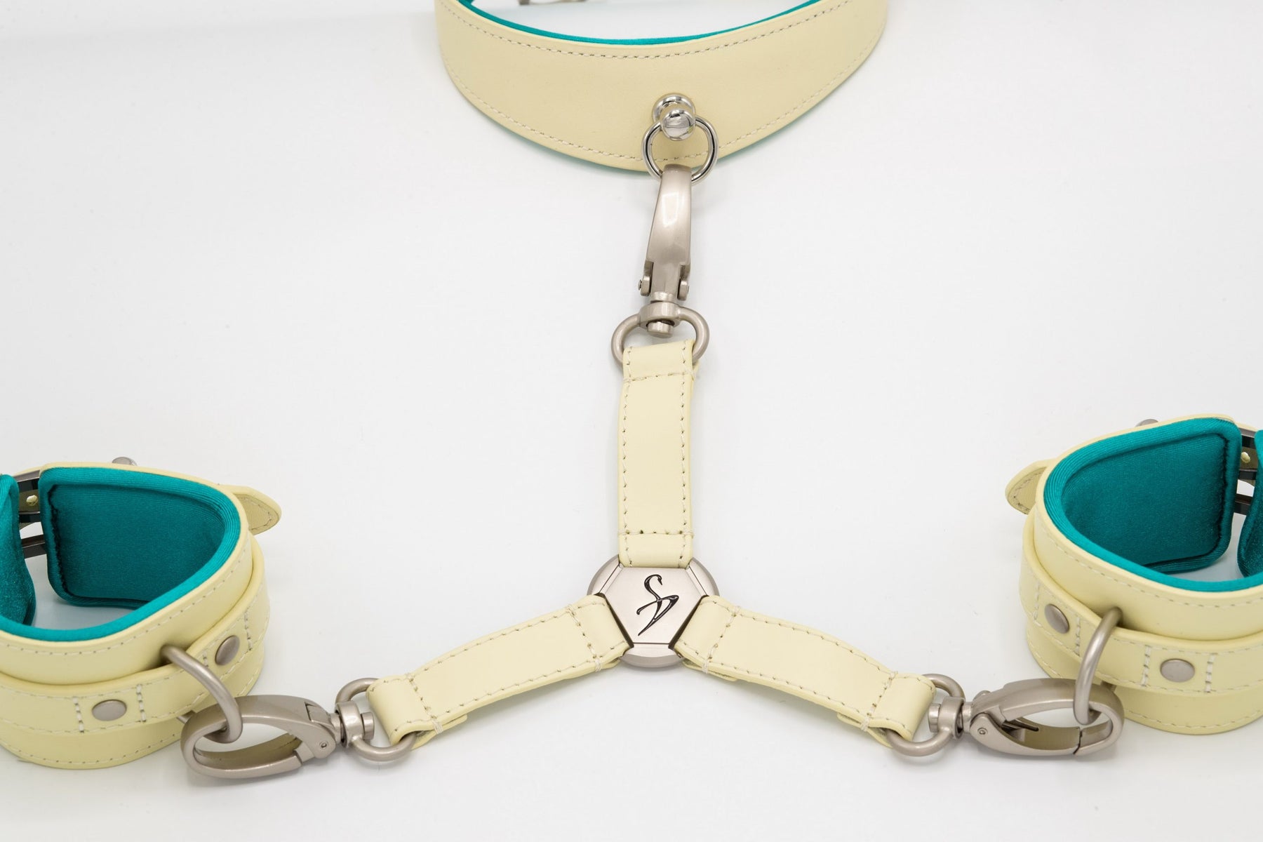 Triangle Hogtie cream